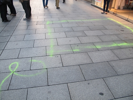 Bodenmarkierung in Grazer Herrengasse nach der Amokfahrt